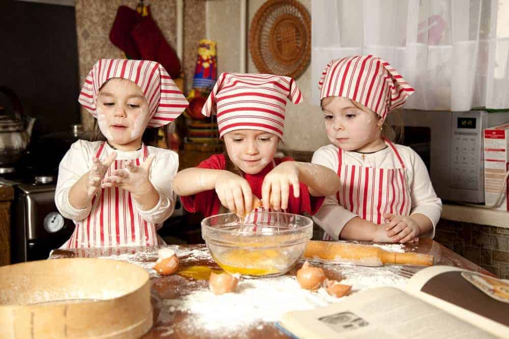 children baking