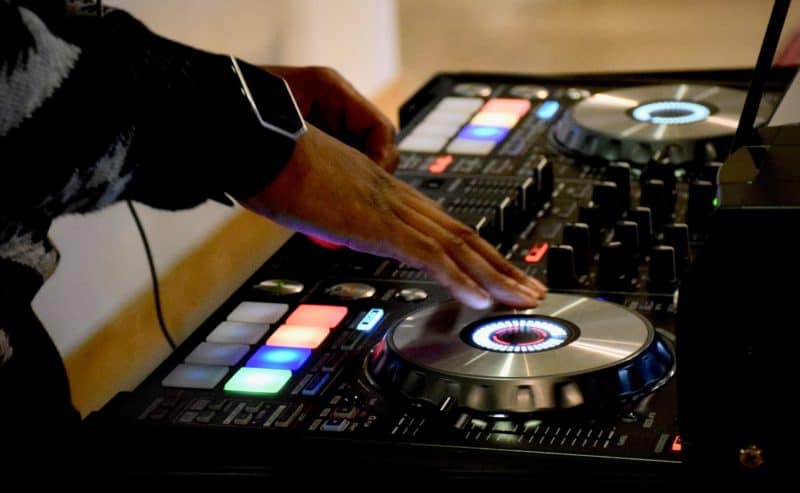 How a Corporate Event DJ Can Bring Life to Your Events 1
